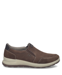 Mocassino in pelle marrone con suola in gomma beige. Dettaglio di cuciture visibili e chiusura con elastico per una calzata comoda.