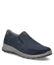 Mocasín azul de ante con banda elástica para fácil ajuste. Suela gris resistente con detalles de costura visibles para un estilo casual y cómodo.
