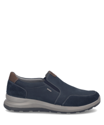 Mocasín azul de ante con banda elástica para fácil ajuste. Suela gris resistente con detalles de costura visibles para un estilo casual y cómodo.