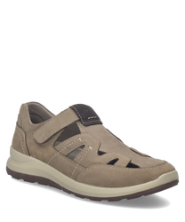 Zapato bajo de cuero beige con cierre de velcro. El diseño presenta aberturas laterales para ventilación y una suela de goma para mayor confort.