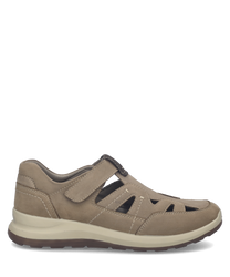 Zapato bajo de cuero beige con cierre de velcro. El diseño presenta aberturas laterales para ventilación y una suela de goma para mayor confort.