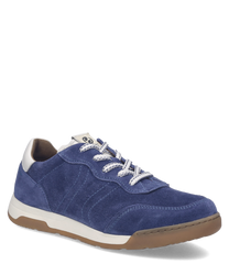 Blauer Sneaker aus Wildleder mit weißer Sohle. Der Schuh hat eine Schnürung und weiße Akzente an der Ferse.