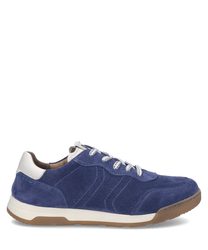 Blauer Sneaker aus Wildleder mit weißer Sohle. Der Schuh hat eine Schnürung und weiße Akzente an der Ferse.