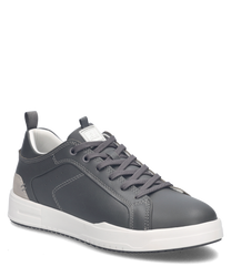 Grauer Sneaker aus Leder mit Schnürung. Robuste weiße Sohle und dezente Nahtdetails für modernen Look.