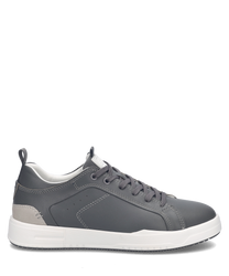 Grauer Sneaker aus Leder mit Schnürung. Robuste weiße Sohle und dezente Nahtdetails für modernen Look.