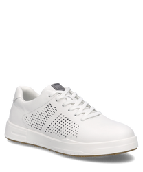 Weißer Sneaker aus glattem Material mit Schnürung. Seitliche Perforationen für Atmungsaktivität.