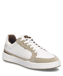 Weißer Sneaker aus Leder mit Schnürung. Beige Wildleder-Details und brauner Akzent an der Ferse.