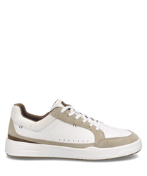Weißer Sneaker aus Leder mit Schnürung. Beige Wildleder-Details und brauner Akzent an der Ferse.