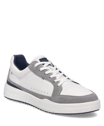 Weißer Sneaker aus Leder mit grauen Wildledereinsätzen. Der Schuh hat eine Schnürung und eine profilierte Sohle für besseren Halt.