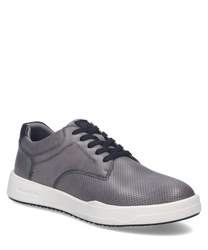 Grauer Sneaker aus Leder mit Schnürung. Perforiertes Muster auf der Oberfläche und weiße Gummisohle.