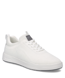 Weißer Sneaker aus atmungsaktivem Material. Der Schuh hat eine Schnürung und eine schlichte Silhouette.