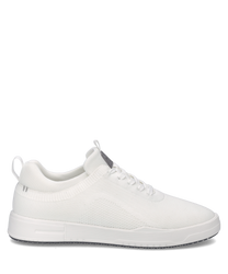 Weißer Sneaker aus atmungsaktivem Material. Der Schuh hat eine Schnürung und eine schlichte Silhouette.