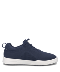 Dunkelblauer Sneaker aus atmungsaktivem Mesh-Material mit Schnürung. Weiße Sohle bietet Kontrast und sorgt für bequemen Halt.