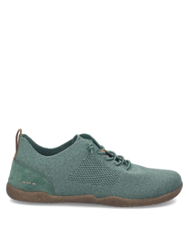 Grüner Sneaker aus Textil mit Schnürung. Robuste braune Sohle und dezente Logostickerei an der Seite.