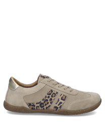 Beiger Sneaker aus Wildleder mit Schnürung und goldener Fersenkappe. Seitliche Leopardenmuster-Details setzen modische Akzente.