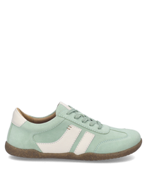 Hellgrüner Sneaker aus Wildleder mit weißem Streifen. Der Schuh hat eine Schnürung und eine braune Gummisohle.