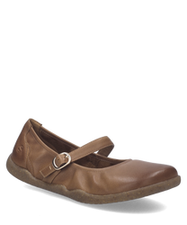 Bruine leren ballerina met gespsluiting. Zichtbare naden en platte zool voor comfort.