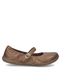 Bruine leren ballerina met gespsluiting. Zichtbare naden en platte zool voor comfort.
