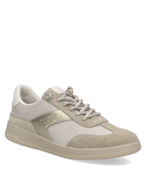 Der Sneaker besteht aus beigem Textil und Leder. Er hat eine Schnürung und eine goldene Akzentleiste an der Seite.