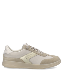 Der Sneaker besteht aus beigem Textil und Leder. Er hat eine Schnürung und eine goldene Akzentleiste an der Seite.