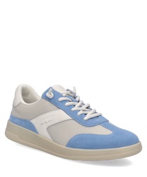 Der Sneaker besteht aus hellblauem Stoff mit weißen Akzenten und hat eine Schnürung. Die Sohle ist aus hellem Gummi gefertigt und bietet guten Halt.