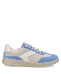 Der Sneaker besteht aus hellblauem Stoff mit weißen Akzenten und hat eine Schnürung. Die Sohle ist aus hellem Gummi gefertigt und bietet guten Halt.