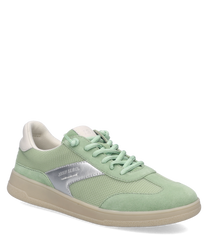 Der Sneaker besteht aus grünem Wildleder und grauem Mesh mit einer Schnürung. Ein silberner Streifen an der Seite akzentuiert das moderne Design.