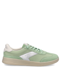 Der Sneaker besteht aus grünem Wildleder und grauem Mesh mit einer Schnürung. Ein silberner Streifen an der Seite akzentuiert das moderne Design.
