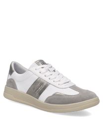Moderner Sneaker mit Schnürung aus weißem Leder und grauen Wildleder-Akzenten. Die helle Gummisohle bietet Komfort und Stil für den Alltag.