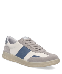 Moderner Sneaker mit Schnürung aus Leder in Weiß Grau und Blau. Der Schuh hat eine flache Sohle und silberne Akzente an der Ferse.