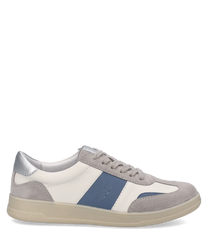 Moderner Sneaker mit Schnürung aus Leder in Weiß Grau und Blau. Der Schuh hat eine flache Sohle und silberne Akzente an der Ferse.