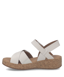 Sandalias de velcro blancas con suela de corcho. Diseño simple con correas ajustables para mayor comodidad.