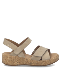 Sandales en cuir beige avec fermeture Velcro. Semelle en liège pour un confort optimal.