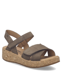 Sandalo in pelle scamosciata marrone con chiusura in velcro. Suola in sughero per un comfort ottimale e stile casual.
