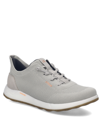 Der Sneaker besteht aus grauem Textilmaterial mit einer feinen Mesh-Struktur. Er verfügt über eine Schnürung und braune Akzente an der Ferse aus Wildleder-Imitat.