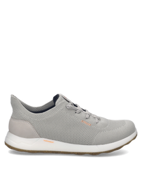 Der Sneaker besteht aus grauem Textilmaterial mit einer feinen Mesh-Struktur. Er verfügt über eine Schnürung und braune Akzente an der Ferse aus Wildleder-Imitat.
