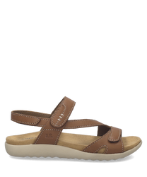 Sandales en cuir marron avec fermeture Velcro. Semelle beige antidérapante confortable pour un usage quotidien.