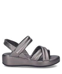 Elegante sandaal van metallic leer met klittenbandsluiting. De grijze kleur en comfortabele zool maken het een stijlvolle keuze voor zomerse dagen.