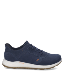 Der Sneaker besteht aus dunkelblauem Material mit Schnürung und hat eine weiße Sohle. Besondere Merkmale sind die dezente Ziernaht und der bequeme Schnitt.