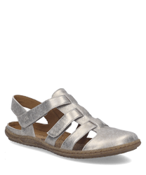 Sandalo in pelle argentata con chiusura in velcro. Suola marrone e design aperto per comfort estivo.