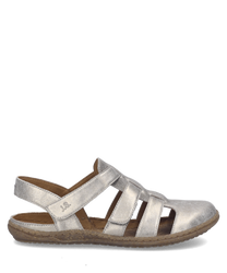 Sandalo in pelle argentata con chiusura in velcro. Suola marrone e design aperto per comfort estivo.