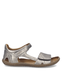 Sandalo in pelle argentata con chiusura in velcro. Design elegante e confortevole adatto per occasioni casual.