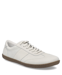 Weißer Sneaker aus Leder mit Schnürung. Flache Gummisohle bietet Komfort und Alltagstauglichkeit.