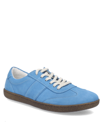 Blauer Sneaker aus Leder mit weißer Schnürung und brauner Sohle. Stilvolle Nahtdetails betonen das schlichte Design.