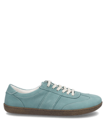Türkiser Sneaker aus Leder mit Schnürung. Die Sohle ist aus braunem Gummi und bietet guten Halt.
