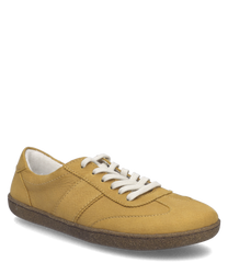 Gelber Sneaker aus Leder mit weißer Schnürung und brauner Sohle. Minimalistisches Design und weiches Innenfutter für optimalen Tragekomfort.