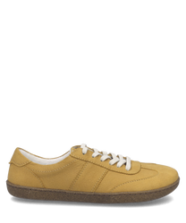 Gelber Sneaker aus Leder mit weißer Schnürung und brauner Sohle. Minimalistisches Design und weiches Innenfutter für optimalen Tragekomfort.