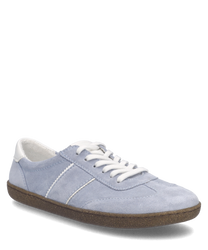 Hellblauer Sneaker aus Wildleder mit weißer Schnürung. Weiße Ferse und braune Sohle verleihen dem Schuh einen modischen Touch.