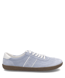 Hellblauer Sneaker aus Wildleder mit weißer Schnürung. Weiße Ferse und braune Sohle verleihen dem Schuh einen modischen Touch.