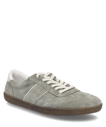 Grauer Sneaker aus Wildleder mit Schnürung. Weiße Akzente und flache Sohle sorgen für modernen Look.